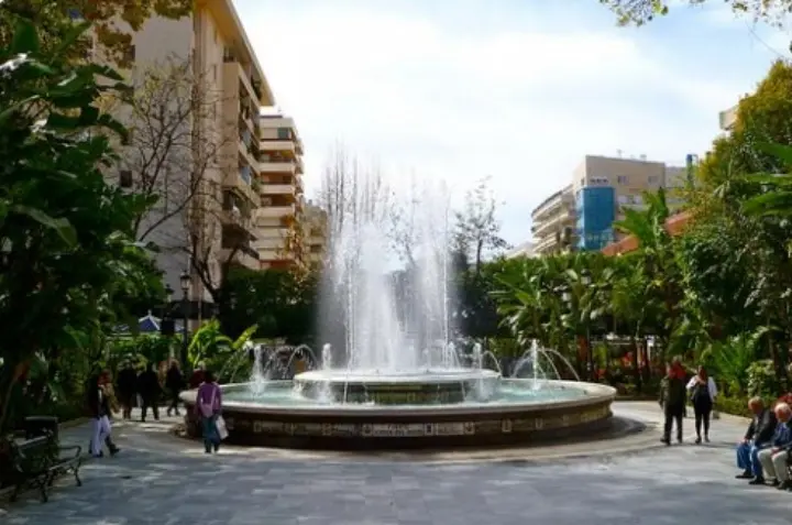 Fuente renacentista y naranjos